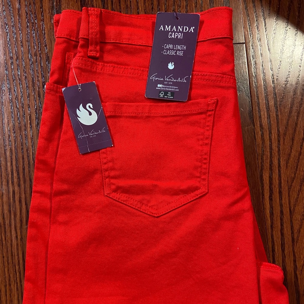 Capris by Gloria Vanderbilt style Amanda. Size 12